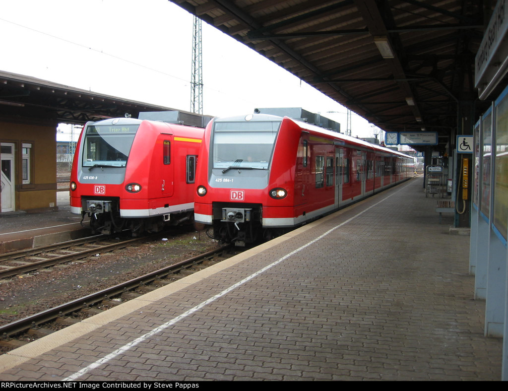 Two 425 class electric Triebwagens at Homburg Hauptbahnhof